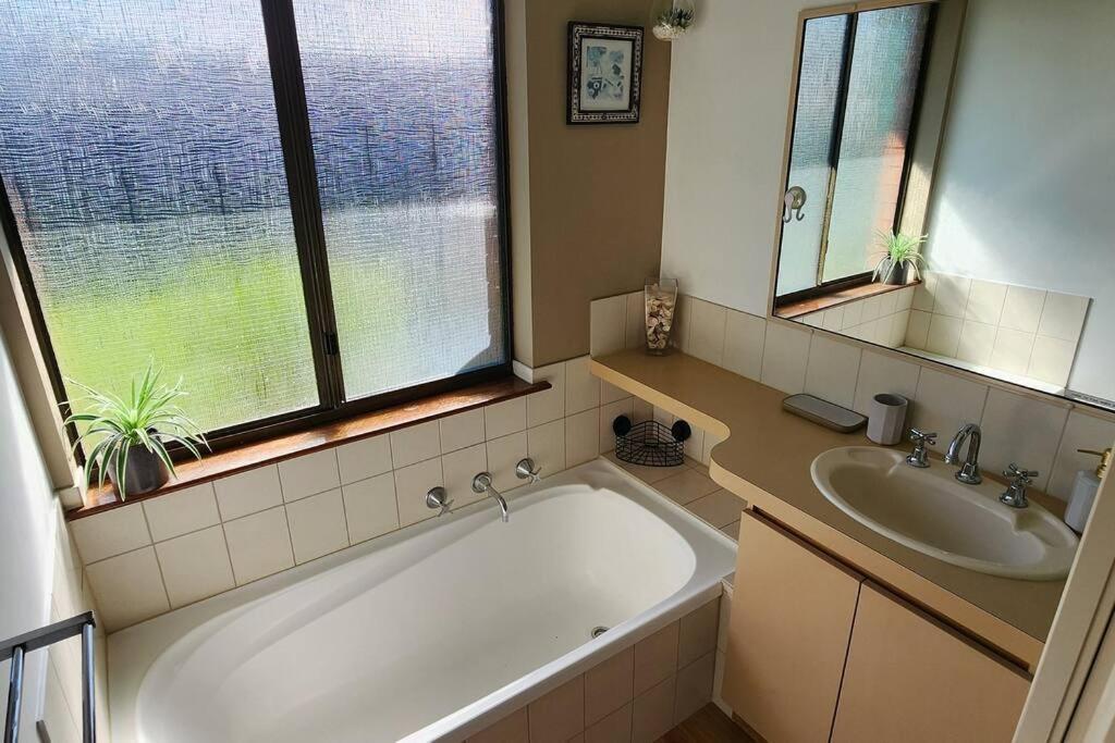Abbey Beach Cottage Басселтон Экстерьер фото